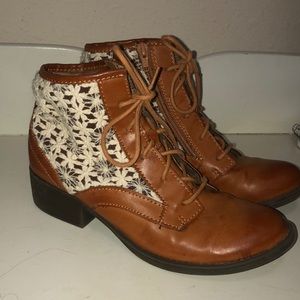 STEVE MADDEN BOOTIES/ SIZE 5.